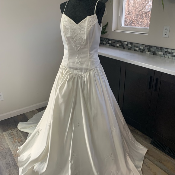 🚫SOLD🚫Size 12 Ivory Sample Wedding Dress With Train, Embroidery And Beading - Picture 12 of 12